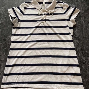 Den är i Size M men passar också s - Randig T-shirt. Används inte ofta. Är i bra skick. 60 kr pluss frakt 