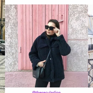 Svart teddy jacka - Monki - Super fin teddy jacka från Monki! Väldigt populär & slutsåld på deras hemsida. Använd 1 gång. I nytt skick! 