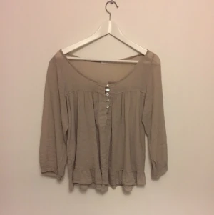  - Jättesöt beige blus med volanger nertill