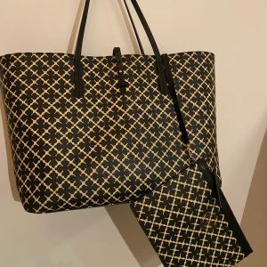 Malene Birger väska - Säljer nu min fina by malene birger väska i gott skick. 🤍✨☁️🐚 Endast några enstaka fläckar i botten av väskan men inget man stör sig på. Till väskan ingår en necessär och dustbag. BUDA PÅ TRADERA!! Min profil heter jullan76. Bud är på: 880 kronor