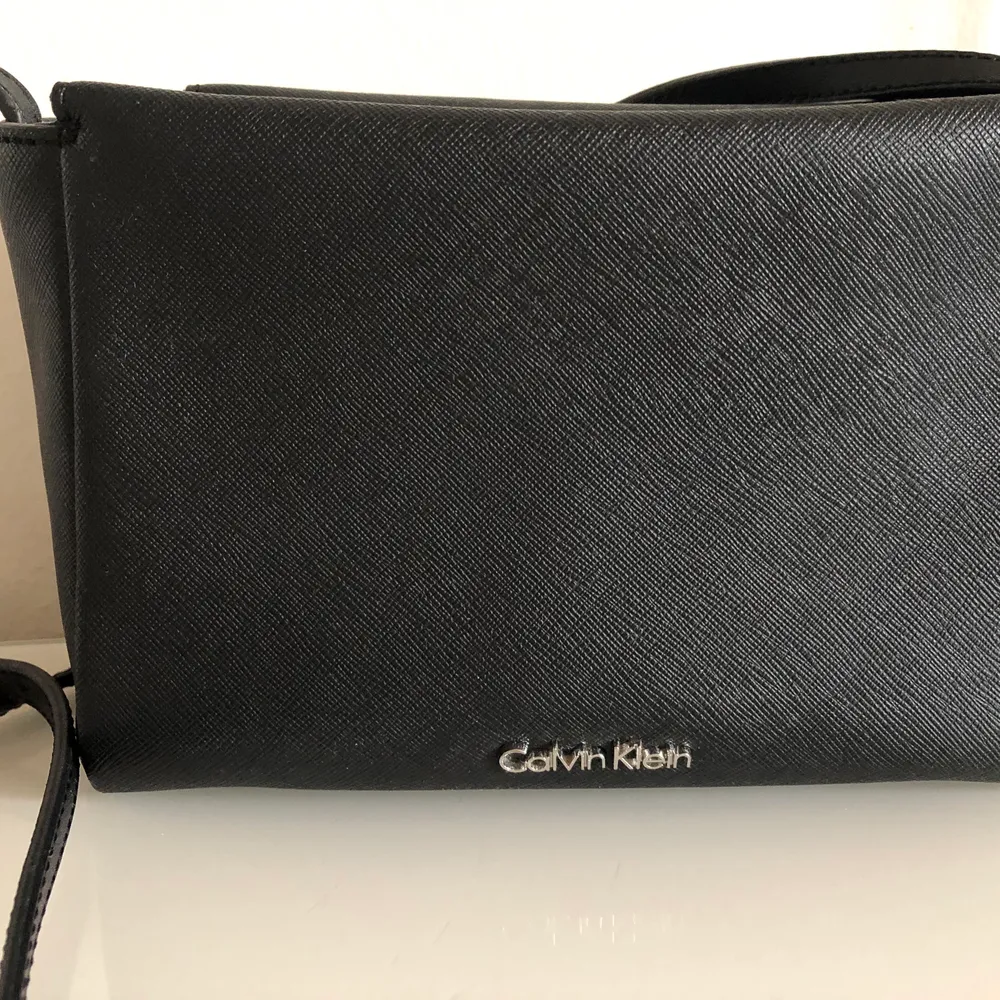 Snygg och vardaglig Calvin Klein väska. Nästan aldrig använd o h drf är den som ny. . Väskor.