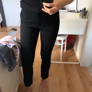 Mango kostymbyxor - Kostymbyxor från Mango i storlek 36! Jättefint skick på byxor och det är även stretchiga i materialet. Frågor? Kontakta mig! 🥰 Köparen står för frakt