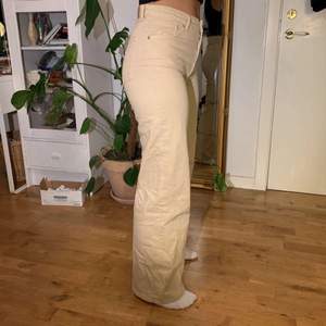 Beige monki jeans i modellen Yoko, storlek 27 i midjan.