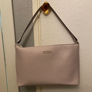 Guess rosa väska - Oanvänt guess rosa väska frakt ingår