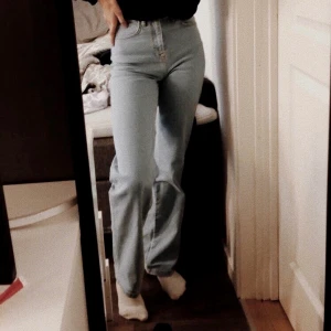 Vida byxor  - Säljer mina högmidjade vida byxor som jag tyvärr nästan aldrig använder. Jätte bra skick och passar mig som oftast har 34/36 på byxor, bud från 400kr + frakt🤍🤍