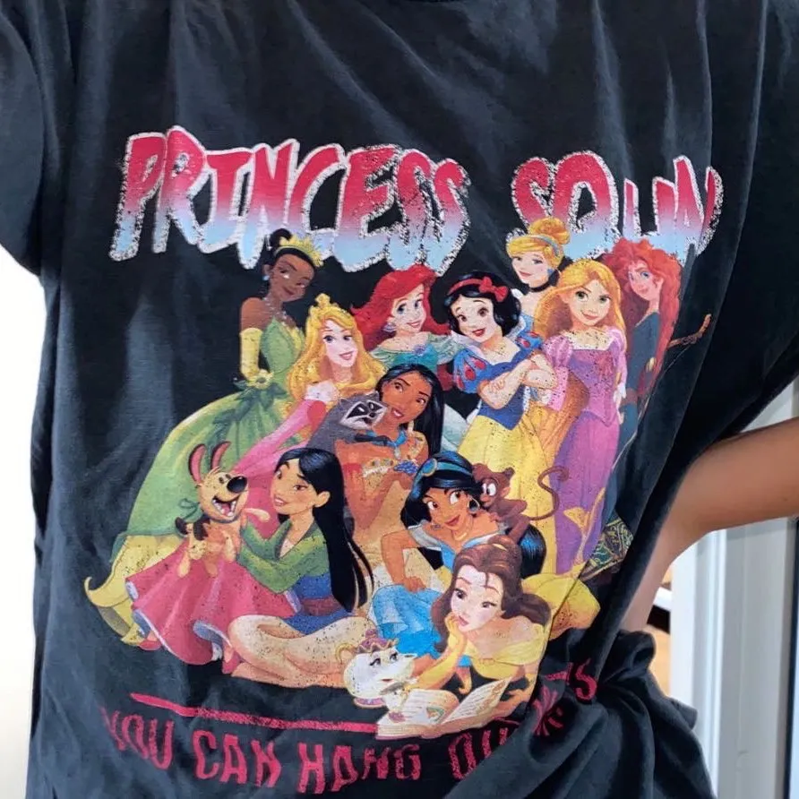 En disneytröja ifrån zara med alla prinsessor på. Supersöt men kommer inte till användning. T-shirts.