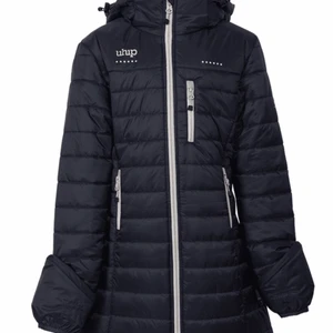 Uhip kappa - Säljer min sköna och varma uhip kappa som går att rida i! Köpt för ca 1år sedan och säljer pga fel storlek nu, men storleken funkar ändå för dom som har S, kalla fall mig. Köparen står för frakt!🦋 (inte säker på frakten än, ska kolla de)