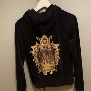 Juicy Couture hoddie - Hoddie med ziper från Juicy Couture, så fina detaljer i strass. Köpt i usa. Står att det är en XL. Men skulle beskriva den som en storlek XS-S. Tror att de står XL för de är största storleken på barnavdelningen. 