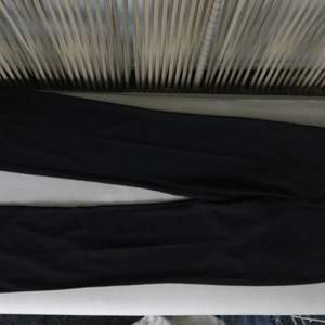 Svarta visa kostymbyxor från Esprit 
