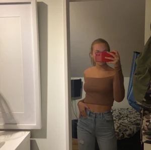 Brun offshoulder topp - Aldrig använd pga inte min stil (lappen kvar) men sååå fin på någon annan, fin brun höst färg❤️ 