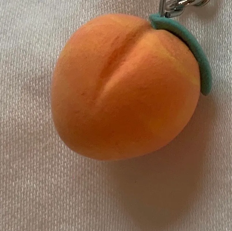 kontakta mig vid intresse!                                                                               pris: 29kr + frakt (om du inte vill mötas upp)                                           mått: själva persikorna är 1 cm. Accessoarer.