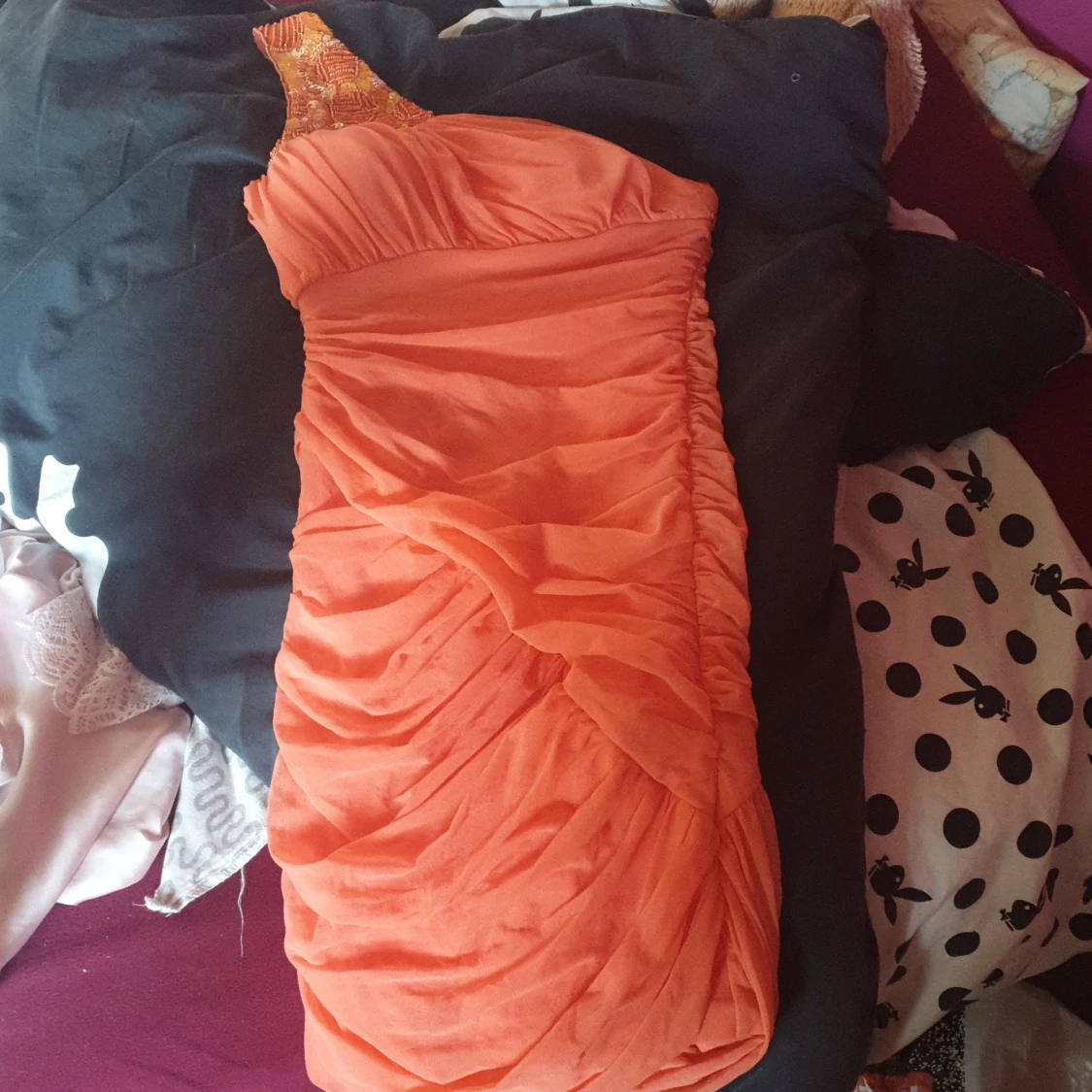 Orange one shoulder klänning - 91