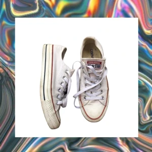 Converse  - Vita,låga converse skor i okej skick. Storlek 37 