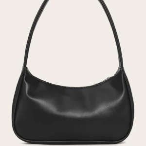 Svart axelväska i fakeskinn - Helt ny, helt oanvänd🖤Det blev fel i beställningen med färg så har nu två precis likadana, därav säljer jag denna!! Älskar modellen, sjukt snygg och behändig. Högsta bud: 130+frakt