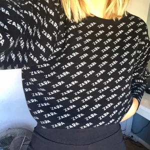 Zara tröja - Mysig zaratröja köpt i Estland för något är sedan. Söt och i stickad material, bra kvalitet! :)