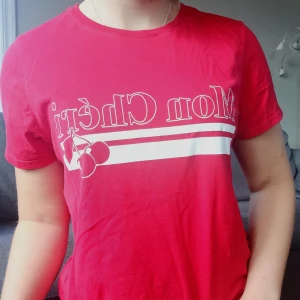 Gina tricot t-shirt storlek S.  - Superfin rödfärg, nästan aldrig använd:) 70 kr +frakt 