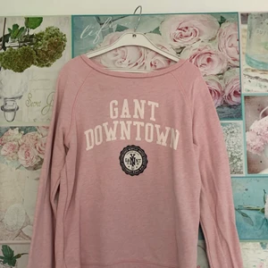 Sweatshirt  - Fin sweatshirt från gant. Väldigt fint skick utan smuts eller liknande. Säljer pga att den är för liten för mig. 100kr inkl. frakt. (Passar även XS)