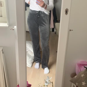 Mjukis byxor  - Trendiga mjukisbyxor från gina tricot. Använd ett få tal gånger så väldigt bra skick (som nya). Säljer pga att jag har två par likadana. 150 kr inkl. frakt💕