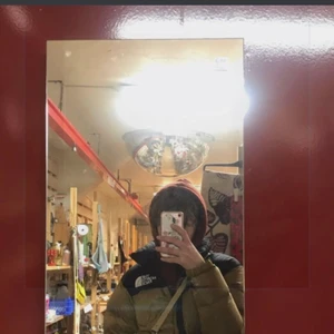 The north face jacka - The north face jacka i unik färg.                  Storlek S herr sitter bra på mig som vanligtvis har S dam.                                                        Nypris 2500kr.                                                Mycket skön jacka. Den är sparsamt använd, inga slitningar m.m. Bud mottages med rätt att neka 💞