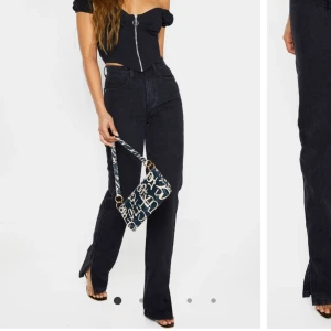 Svarta raka jeans från prettylittlething  - Svarta raka jeans från prettylittlething med slits. Endast testade så dom är i nyskick. Storlek 8 vilket motsvarar 36,S. Fraktar eller möts upp i Solna, Stockholm 250kr ink frakt