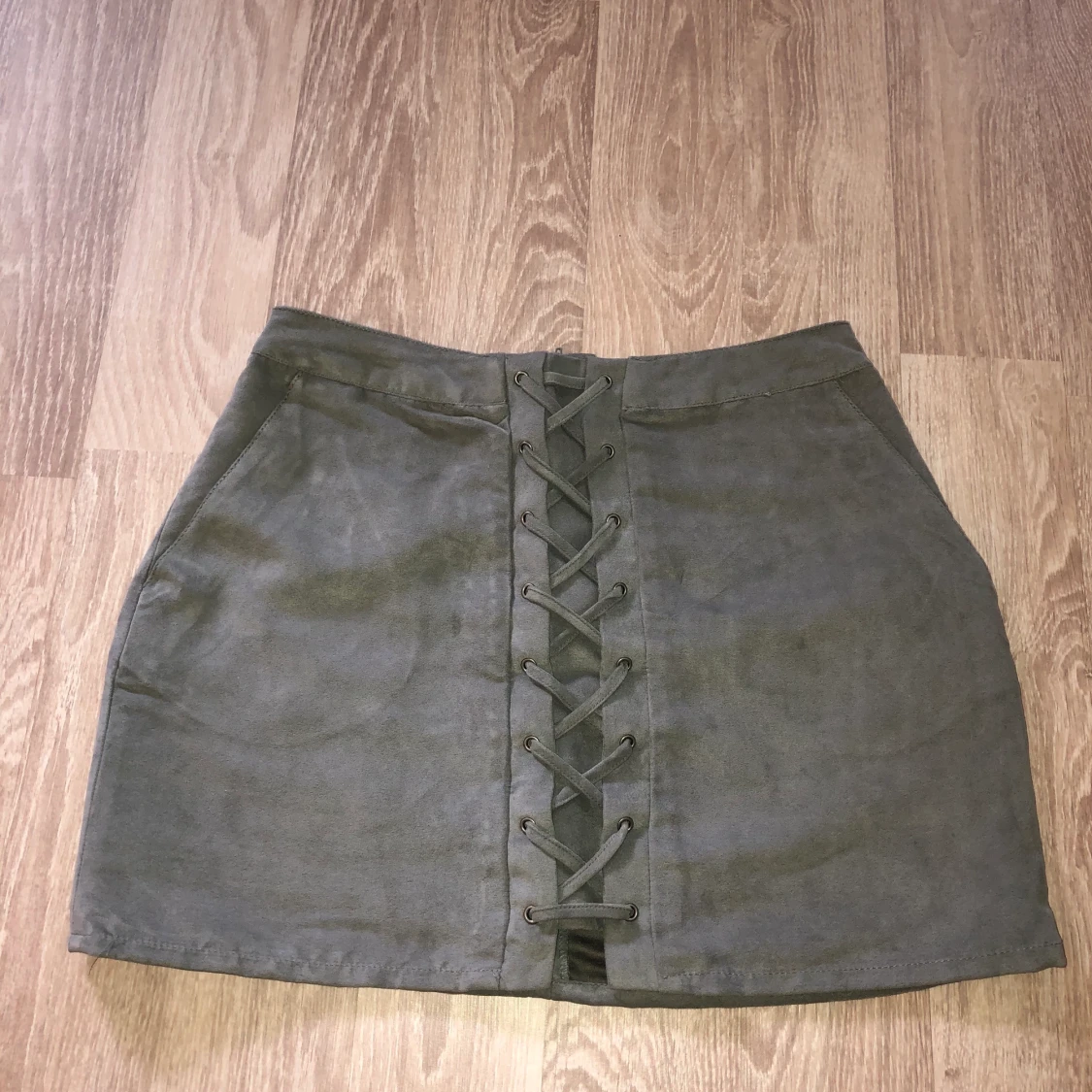 Kjol med snörningsdetalj 