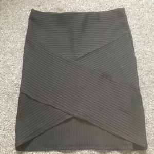 svart kjol  - nu säljer jag min svarta h&m kjol köpte den för ett tag sen men den är oanvänd storlek S priset kan sänkas genom snabb affär✨