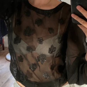 Party topp - Superfin festtopp som såklart är mycket finare med en svart bh under! Använd 1 gång! STORLEK S.