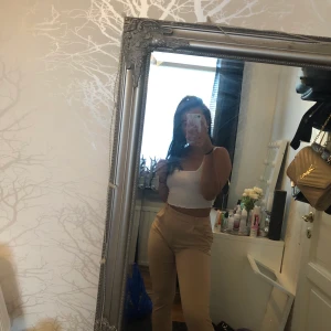 tajta kostymbyxor - tajta nude kostymbyxor från rebellious fashion i strl S!