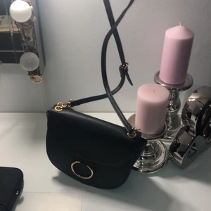 Axelväska - En fin axelväska som axelbanden kan tas av och användas som en handväska.🙌🏻 Det är ett stort fack med ett litet fack med dragkedja🦋. Detaljerna är i grönt och det är fake skinn💗 (Skriv för fler bilder, kunden står för frakten som summan varierar beroende på varans vikt) 