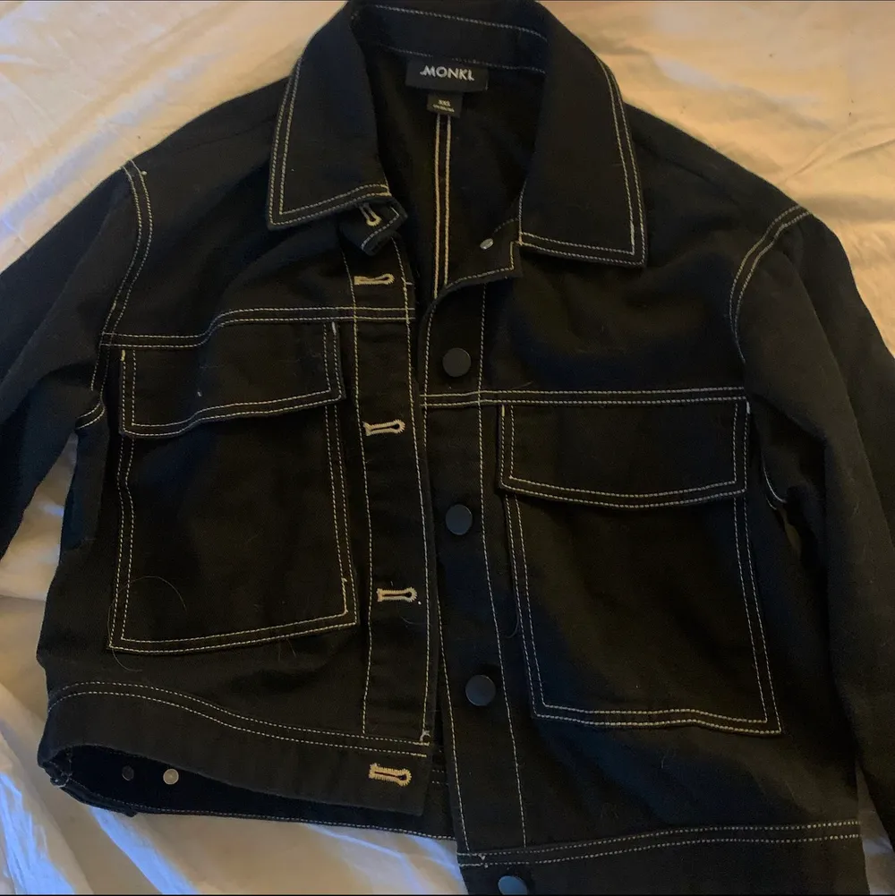 Skitsnygg svart jeansjacka med vita detaljer. Köpt från monki💕 de är stl xxs på jackan men den passar på mig som är m/s. 150kr +frakt. Jackor.