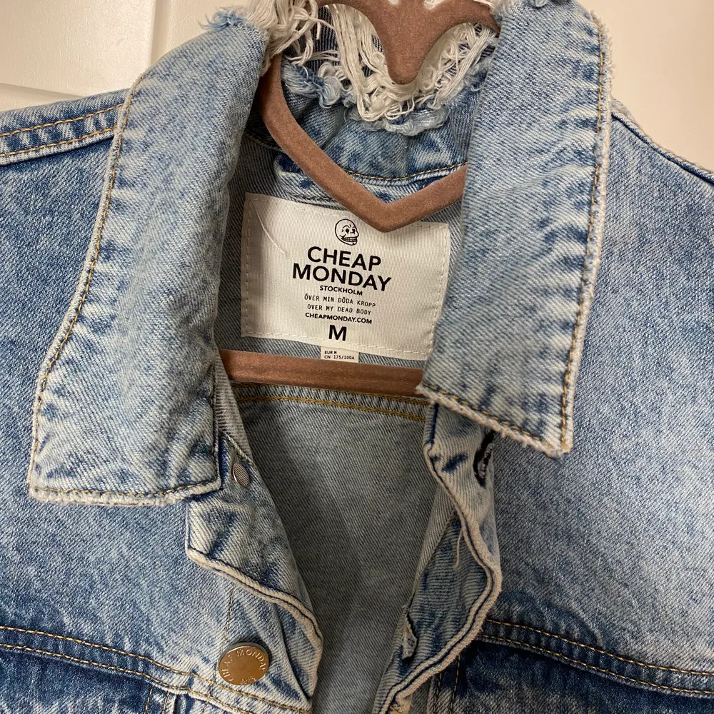 Ny jeansjacka från märket Cheap Monday. Storlek medium och modellen på jackan är unisex.. Jackor.