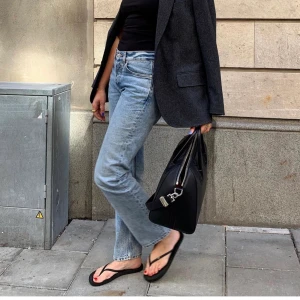 Jeans från ARKET - Storlek 30. Jag (på bilden) är en 26-27a så det beror på hur man vill att dem sitter.