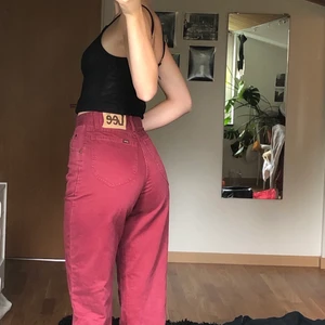 Lee - mörkröda jeans  - Högmidjade mörkröda/burgundy-jeans från Lee, något avsmalnande vid Benelux. Passar strl 24-25  
