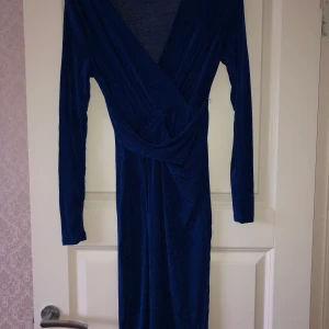 Marinblå klänning - Använd 1 gång, har slits 