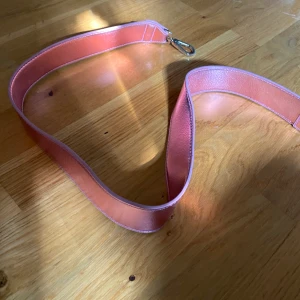 Väskband - Superfint band att sätta på väskan för en snyggare look! Använd en gång!💖