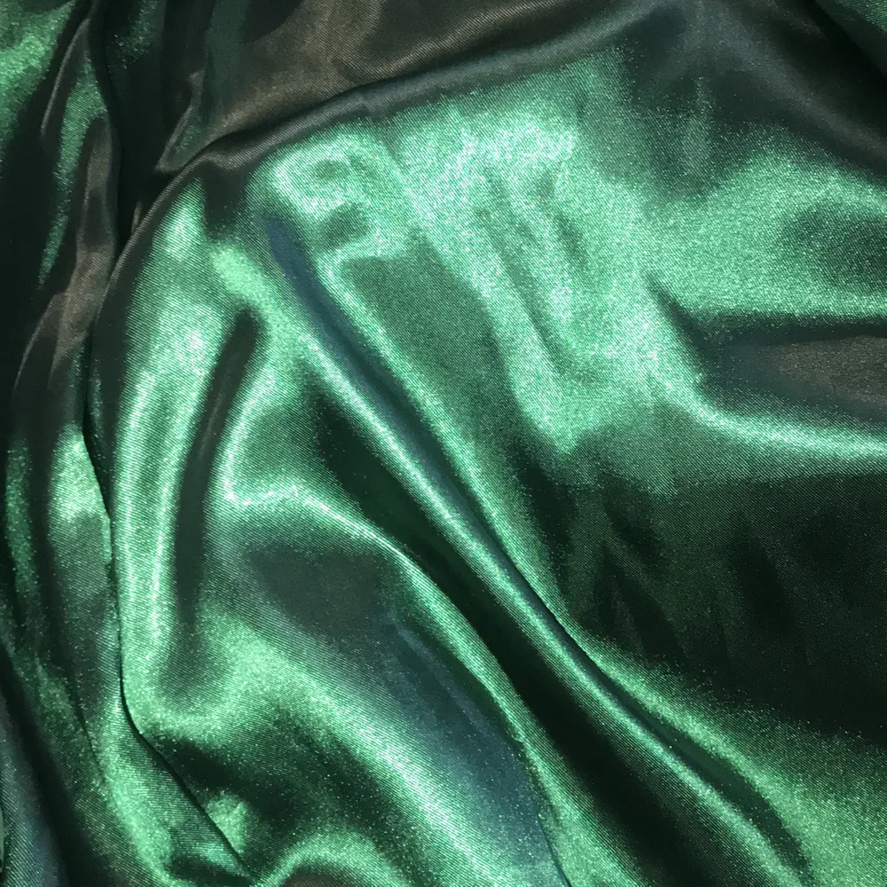 Snygg trendig mockajacka i en fin grön färg, jackan är i mycket bra sick och har lite smått vadderade axlar med ett fint silkes tyg inuti☘️. Jackor.