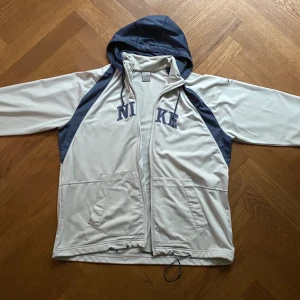 Vintage-Nike Jacka/Sweatshirt - Jättefin grå/blå nikejacka i superbra skick säljs då den sällan kommer till användning! Vid frakt +20kr ❤️