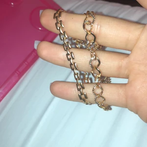 Fotsmycke  - Två stycken fot smycken som är i guld (inte äkta guld). 💫Otroligt fina!! (Skriv för fler bilder, kunden står för frakten som summan varierar beroende på varans vikt) 