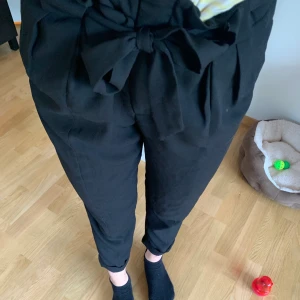 Kostymbyxor - SKosymbyxor med knytning. 🙂Jättesköna och styva så ingen stretch. Skulle säga att de är mer som 40🌺🍃 köpare står för frakten🥳