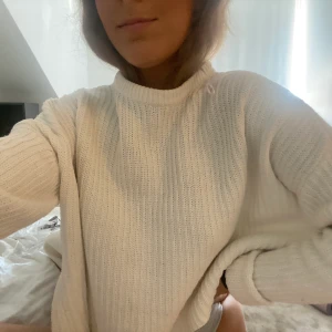 Stickad tröja - Säljer nu min vita stickade tröja. Lite cropped med mini slits på sidorna! Supersnygg till jeans! Oversized! Skulle säga att den passar allt från XS-M. Nypris 300kr 