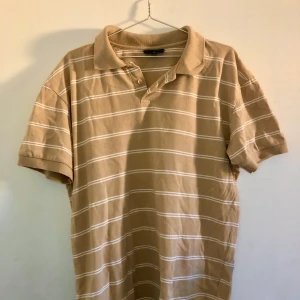 Beige Piké XL - Tvärsöt piké köpt på second hand men ej kommit till användning.  Jag är vanligtvis M/L och tröjan sitter lagom baggy på mig. Frakt ingår🤟✨