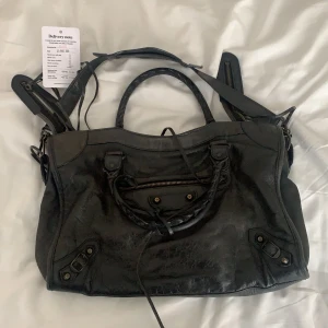 Balenciaga city bag - Köpt från vestiare collective för 7000, vet ej nypris. Har kvar verifieringen, men inga övriga kvitton eller kartong. Har använts av mig ca 3 gånger, men köpt begagnad. Fint men använt skick.