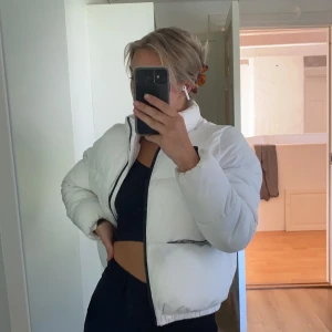 Jacka  - Säljer denna vita vinterjackan från H&M. Väldigt fin. Men känner att den inte kommer att komma till användning. Storlek S. Stå för frakten🥰💜