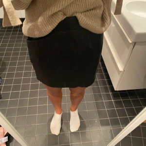 Skinnskjol - Svart skinnskjol ifrån zara i storlek s. Den säljs för 100kr