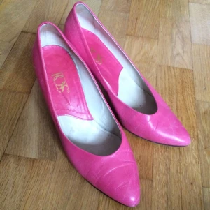  - Rosa skinnpumps köpta på second hand. 

