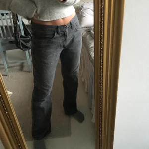 Jeans - Gråa low waisted jeans, använda några gånger! Är 167 cm lång! Vet inte märke, köpta secound hand men skulle säga att de är som en 38