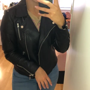 Skinnjacka - Helt oanvänd skinn jacka pga fel storlek. Otroligt bra skick med silvriga detaljer från Vero Moda (ONLY)