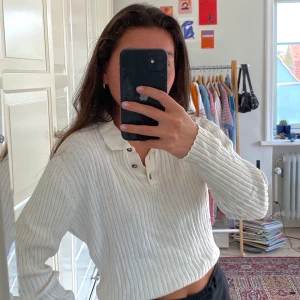 Tröja - Jättefin vit oanvänd tröja, lite oversized på mig som vanligtvis brukar ha xs/s😍 Kan mötas i malmö annars står köparen för frakt!