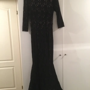 Maxikläning - Maxikläning strl.36 använd en gång svart med spets