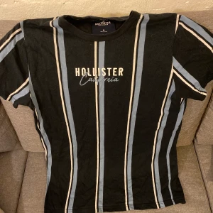 Hollister striped T-shirt strl M - Använt den max 10 gånger innan den blev för liten 